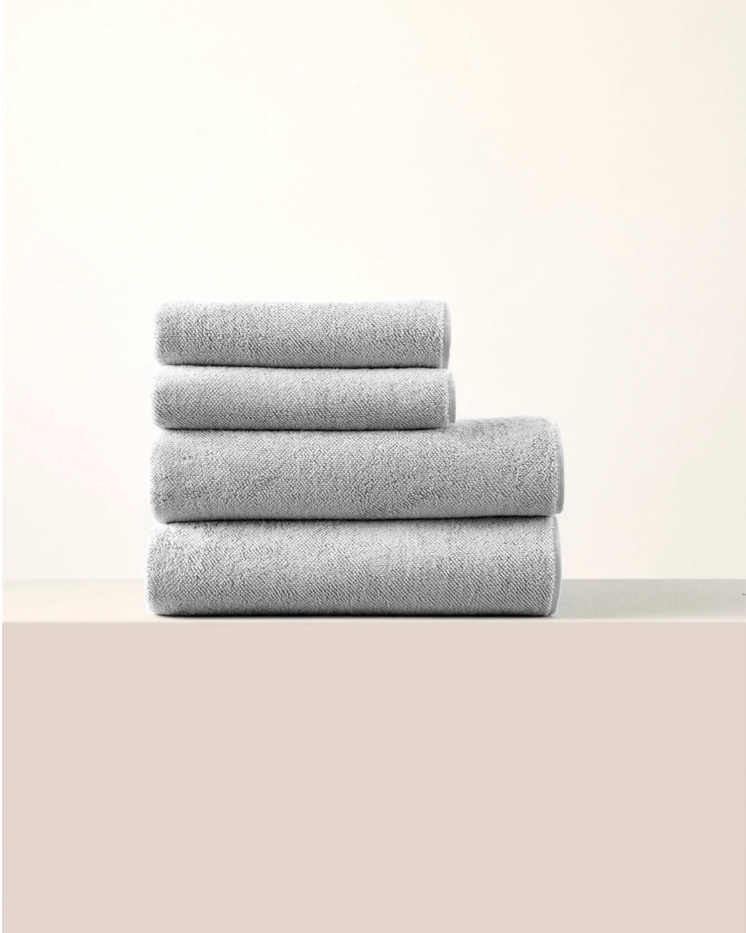 Stapel aus vier Handtüchern in Cloud (Hellgrau)