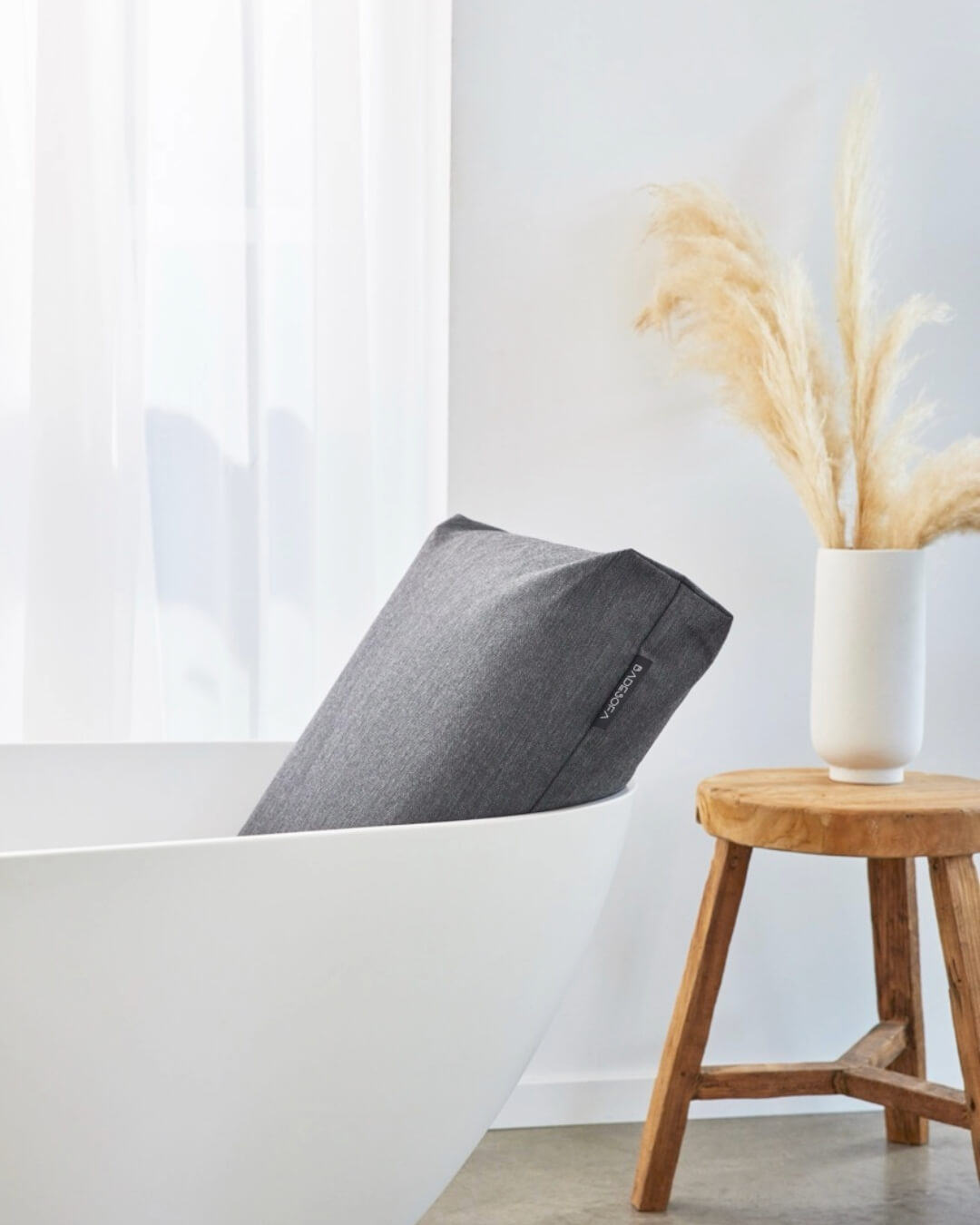 Nahaufnahme eines Anthrazit Badesofa Rückenkissen (Size Large) in einer freistehenden Badewanne.