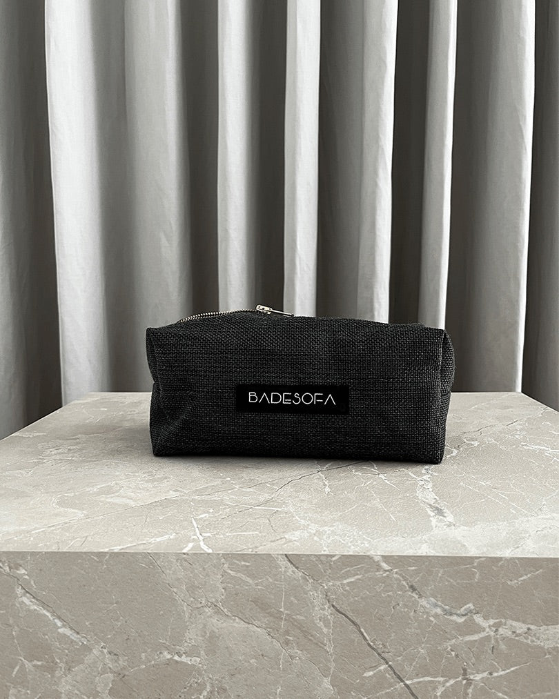 Kleine Kosmetiktasche in rechteckiger Form, mit großem Badesofa Logo in Anthrazit.