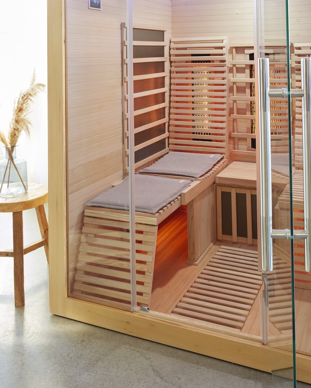 Nahaufnahme Infrarotkabine mit zwei Saunasitzkissen.