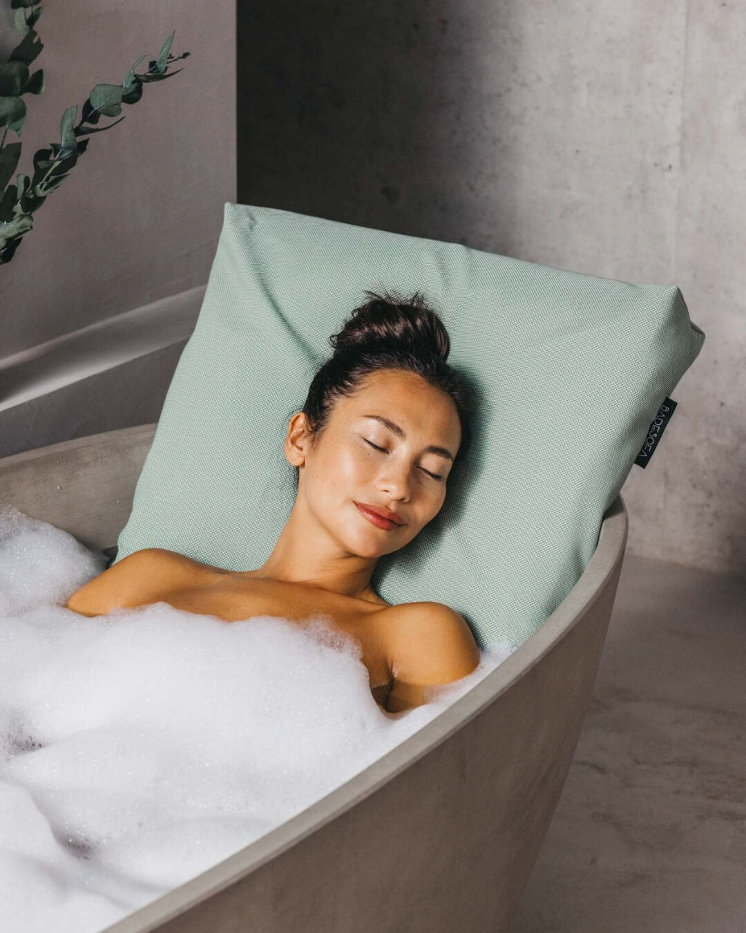 Frau badet mit Badesofa Rückenkissen (Farbe Grün / Größe Large) in freistehender, großer Badewanne $ Freistehende Badewanne | Size Large | Grün