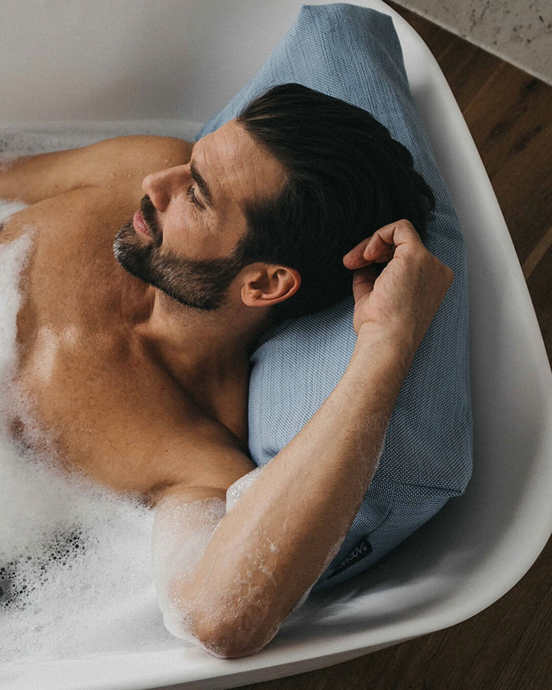 Detailansicht der wasserabweisenden Stoffstruktur des Badesofa Rückenkissens (Size Large, Farbe Bblau) $ Freistehende Badewanne | Size Large | Blau