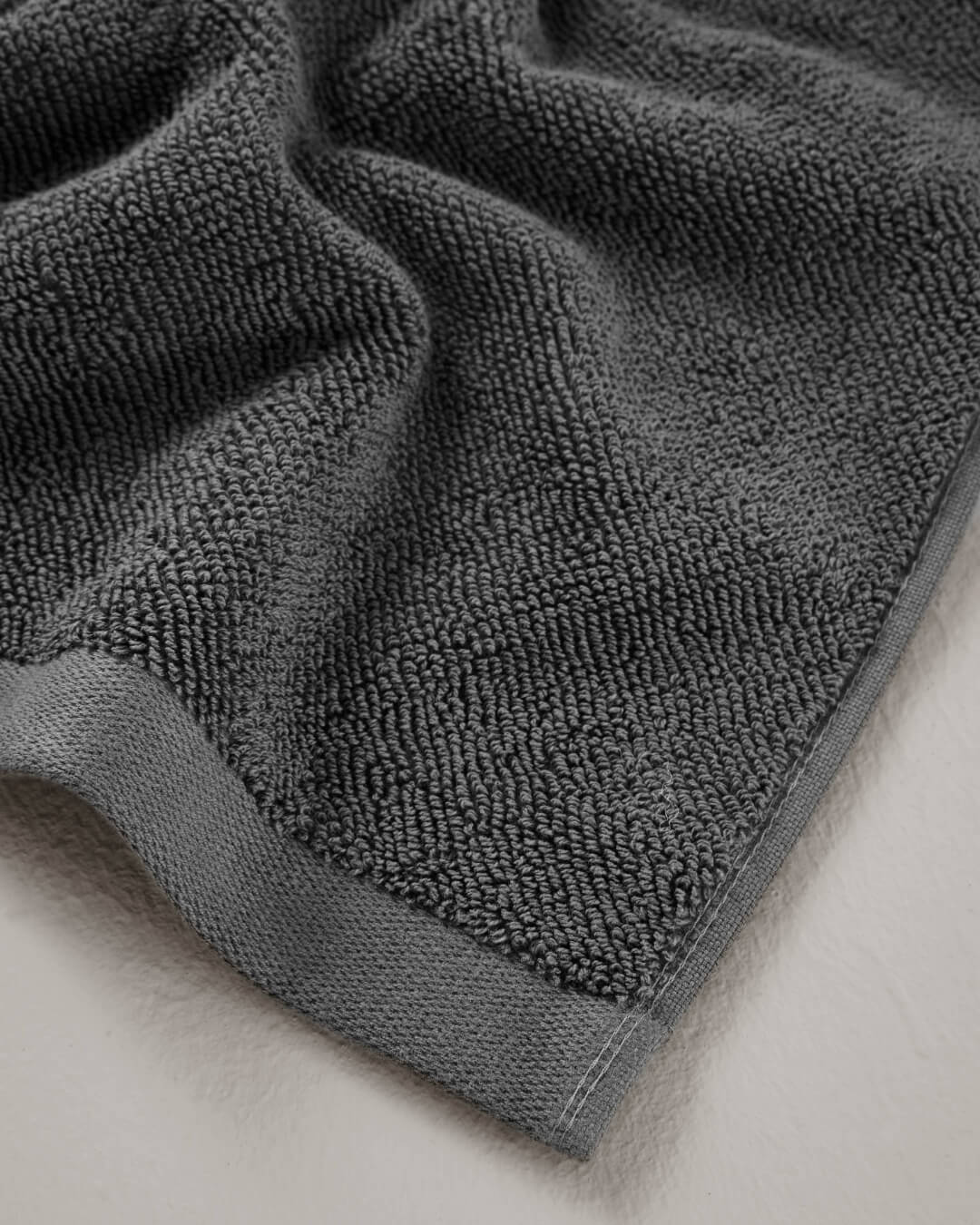 Detailaufnahme Frottee Velour Handtuch in Grau 