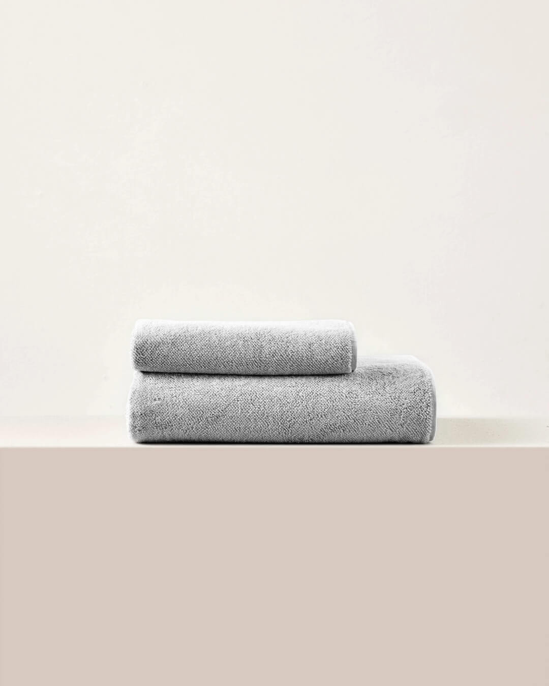 Stapel aus zwei Handtüchern in Grau 