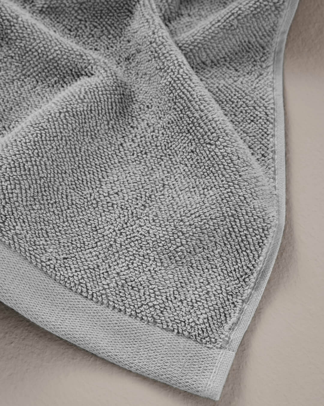 Detailaufnahme Frottee Velour Handtuch in Grau 