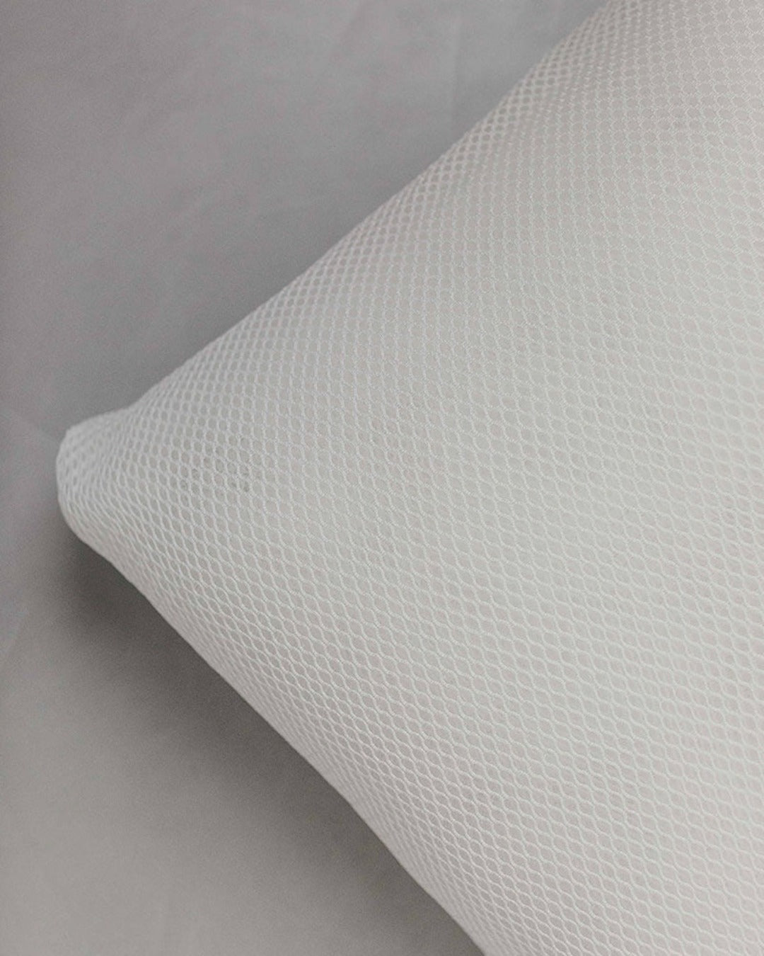 Nahaufnahme eines Badesofa Innenkissens aus wasserdurchlässigem 3D-Mesh.