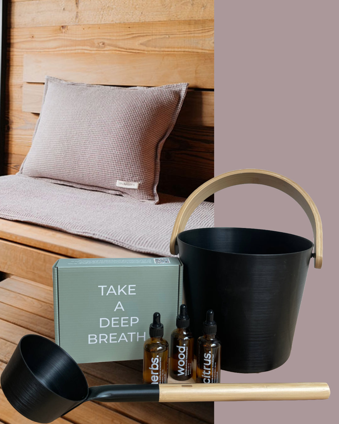 Detailbild des Saunaaufguss Sets, bestehnd aus drei SaunaaufgussöKonzentraten, einer Kelle und einem Küble in Schwarz mit Bambusgriffen.